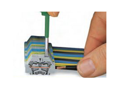 電線の接続はCAGE CLAMPによりワンタッチで行える。ドライバで上から押してスプリングを開き、電線を挿入した後、ドライバを離せば結線できる。