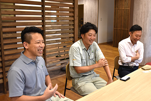 日頃のチームワークを感じる和やかなインタビュー風景