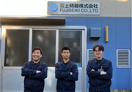 （写真左）富士精器株式会社　製造グループ　柳田 さま　（写真中央）富士精器株式会社　製造グループ　半田 さま　（写真右）富士精器株式会社　取締役製造統括部長　藤野 さま