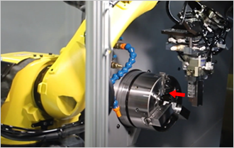 加工機爪(チップ内蔵)を自動交換 材料×爪のセットミスを自動検知