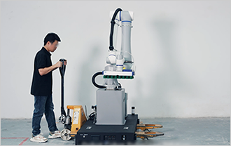 ハンドフォークで簡単に移動可能、設備はW82cm×D135cmとコンパクト