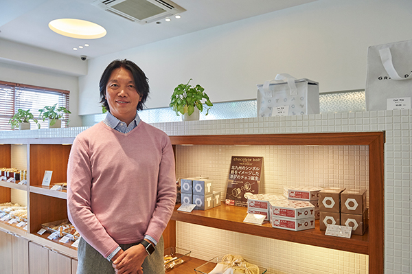 ネジチョコを開発した「グランダジュール」の親会社、株式会社OAセンターの吉武太志社長。
