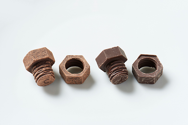 左から「ネジチョコ ココア」、「ネジチョコ プレーン」。「ココア」はココアパウダーでサビっぽさを演出している
