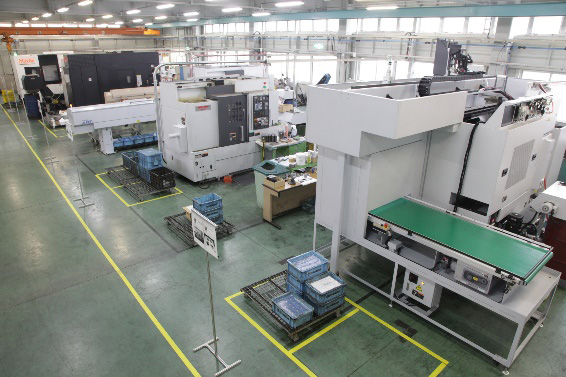 イマオコーポレーションの工場内に複数メーカーの工作機械が並ぶ。