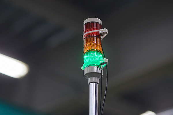 シグナルタワーの赤と緑の点灯状況を見る光センサーをインシュロックで取り付けた。これなら機械の新旧やメーカーを問わず稼働状況の情報を得られる。
