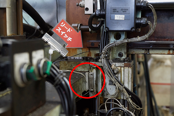 部品を排出する可動部に取り付けたリードスイッチ。完成品の排出ごとにセンサがONして信号が送信される。