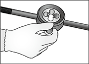 使用方法 ① ダイスの刻印の面を加工物に接するようにダイスハンドルに入れ、止めねじで固定してください。