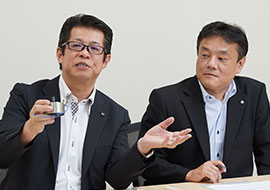 不二ラテックスの未来について語る営業部の佐藤部長と高木係長